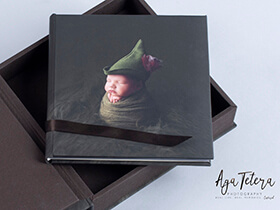 Babyfoto eingewickeltes Baby Fotobücher und Fotoalben für professionelle Fotografen nPhoto 