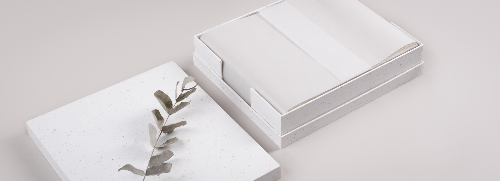 Öko-Geschenkschachtel mit weißem Pergamentpapier
