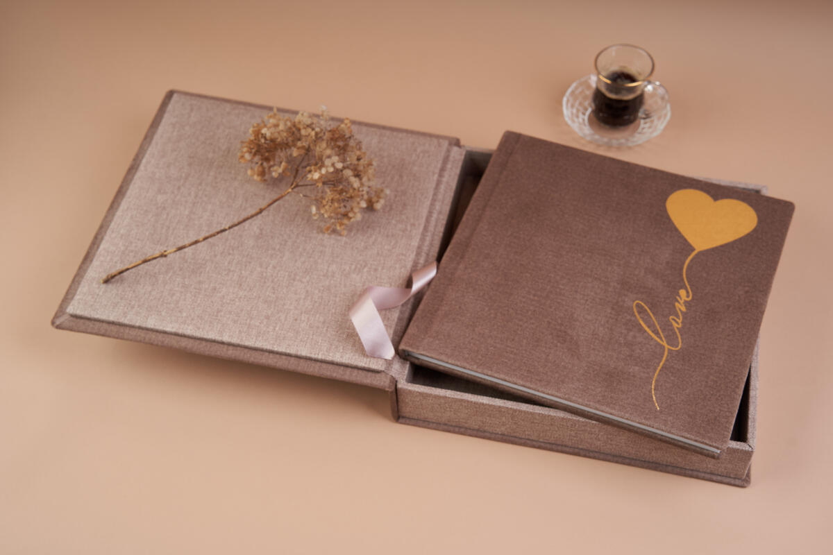 Dorures sur velours