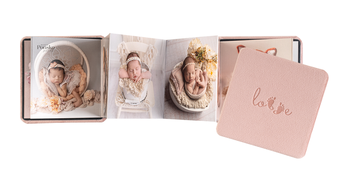 Kinder-Leporello-Fotoalbum – aufgefaltete Harmonika mit Babyfotos, Stoffeinband in Rosa mit Prägung - nPhoto