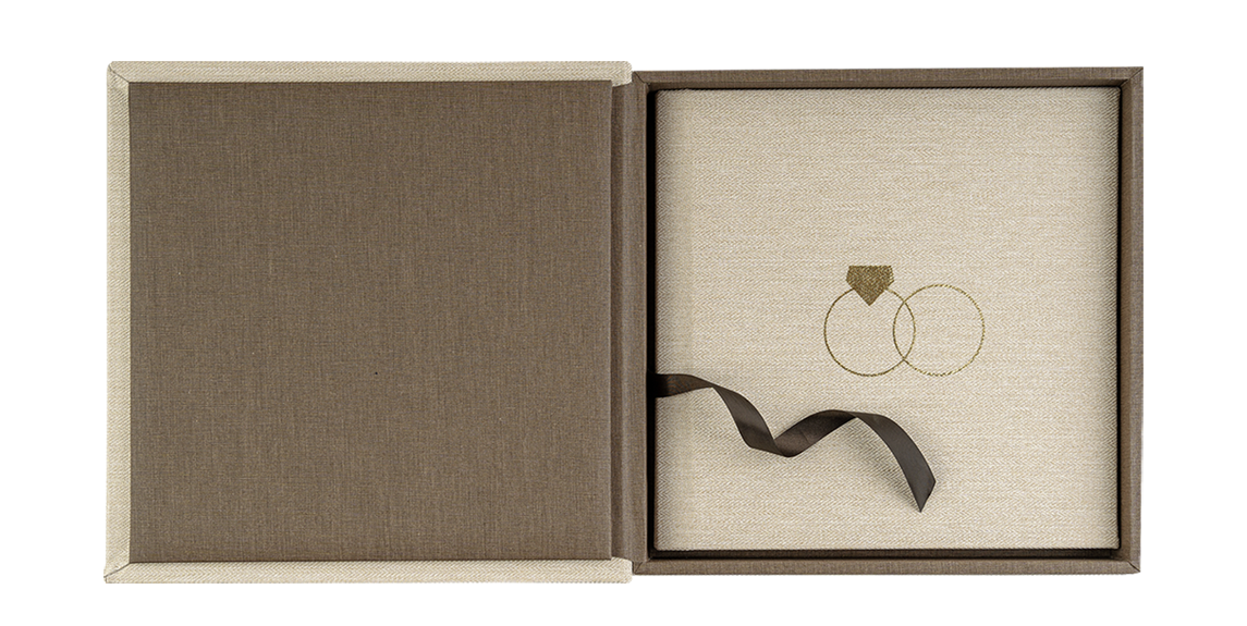 Albumbox-Set mit Stoffbezug und elegantem Ringmotiv auf dem Album - nPhoto