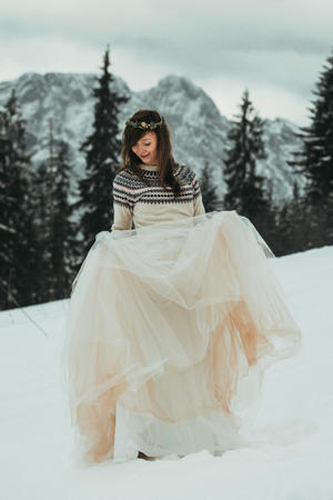 biała sukienka i śnieg