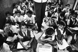dzieci podczas lekcji w indyjskiej szkole