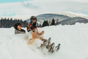 zabawa na śniegu podczas sesji ślubnej