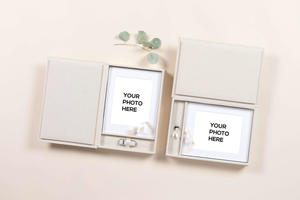Passepartout Box mit Fotos in Passepartout Rahmen und einem USB-Stick, Mockup-Vorlage