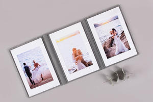 Triplex mit Fotos in weißen Passepartout-Rahmen, grauer Samtstoff nPhoto