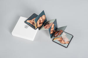 Faltbuch Mini-Leporello: Professionelles Fotoprodukt mit Babyfotografien mit weißer Öko-Minibox