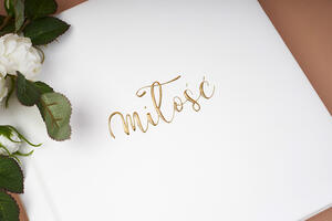 Inscritpion dorée sur une couverture en simili cuir 