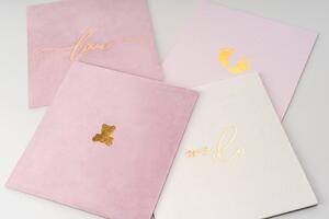 Goldprägungen auf  V11 (Pastellrosa Velours) und V14 (Off White Velours)