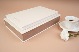 Perlweiß Kunstleder (J64), Box-Innenbezug: Jute Beige Textil (A69)