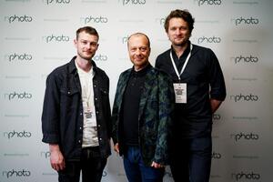 przedstawiciele photonesto na zdjęciu z szefem nPhoto