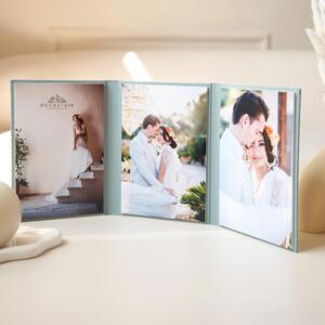 Fotoaufsteller Triplex (15x23 cm/Kartonkern) mit drei Fotos in Salbeigrün Textil (A50)