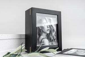 Premium Folio Box Schwarz mit transparentem Deckel und austauschbarem Foto