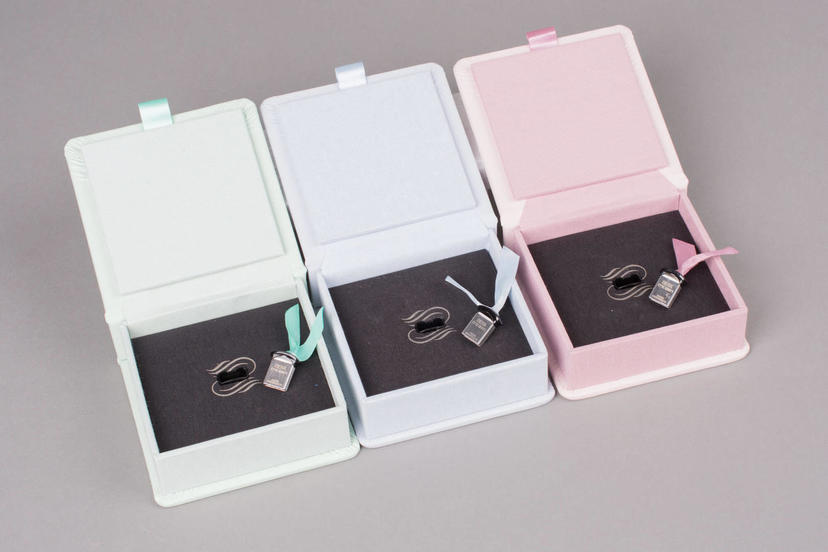 Boxen für Mini-USB in verschiedenen Farben