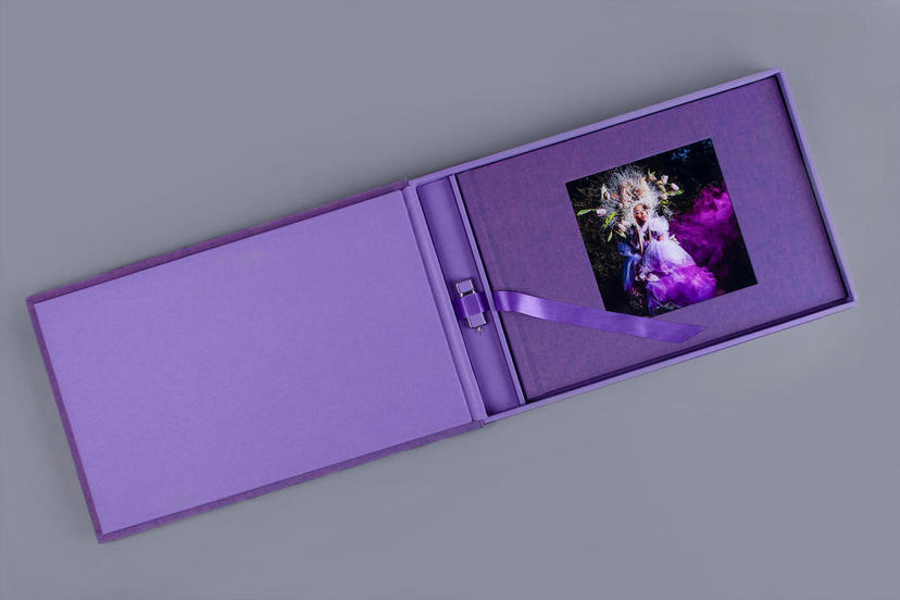 Fotoksiążka PRO w dopasowanym kolorystycznie opakowaniu z USB