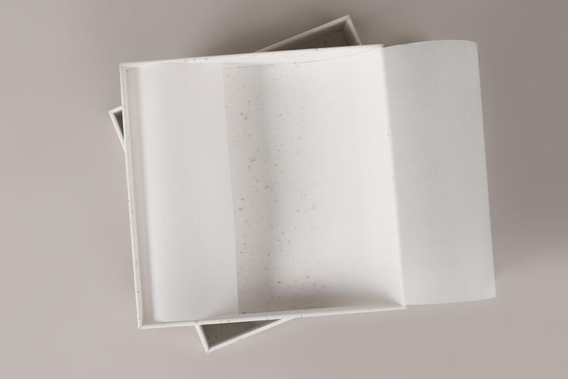 Ekonomiczne i ekologiczne pudełko na Fotoalbum z białym pergaminem w środku