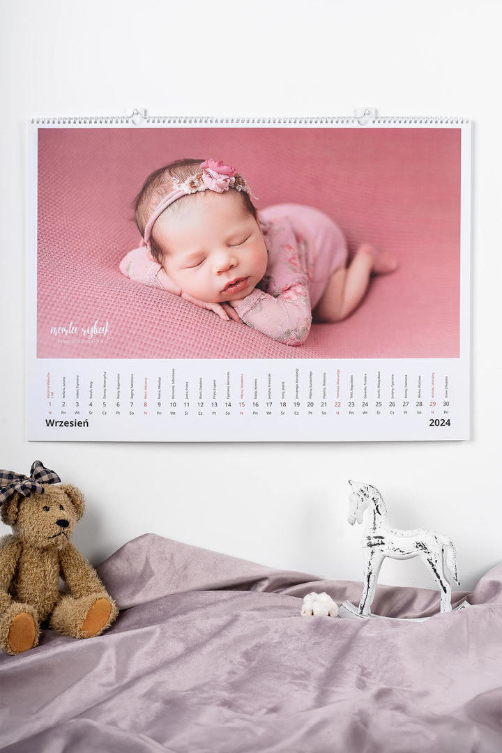 Fotokalendarz Pro B2 Horyzontalny Newborn na ścianie