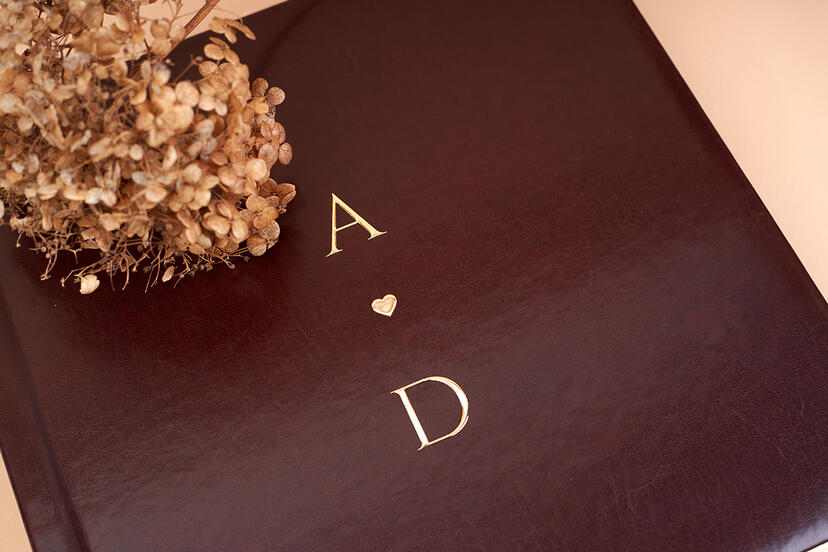 Goldprägung auf dem Cover