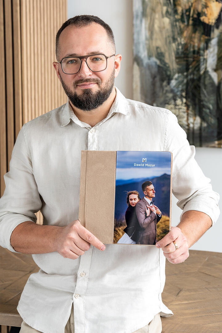 Dawid Mazur prezentuje Fotoalbum z kolekcji ślubnej z okienkiem akrylowym, oprawa V18