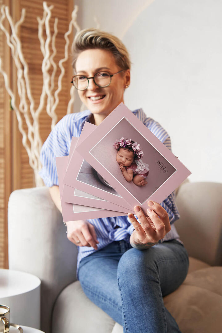 Ambasadorka kolekcji dziecięcej Marta Ponsko z kartami Folio Lite