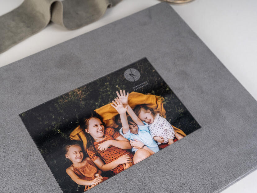Personalizowana Fotoksiążka z okienkiem w oprawie V4 – elegancki ciemnoszary odcień dla fotografii premium