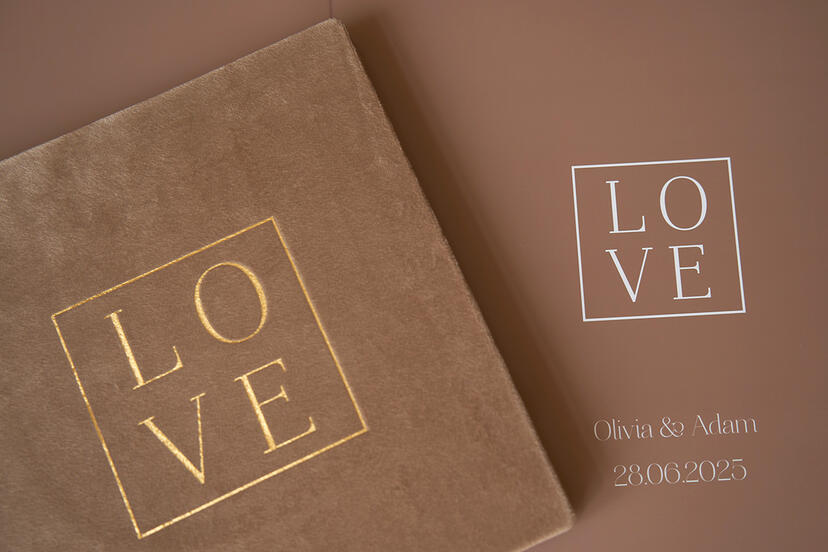 Fotoalben für Hochzeitsfotografie in Camel Braun Velours mit Schriftzug Love im Rahmen 