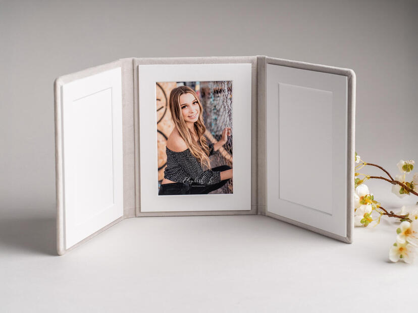 Triplex-Aufsteller mit Passepartout-Fotoeinschub – stilvoller, wechselbarer Rahmen für Fotos im Studio