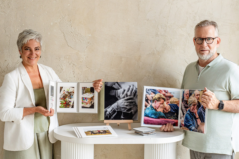 Abschiedsfotografen zeigen Trauerfotografie-Produkte