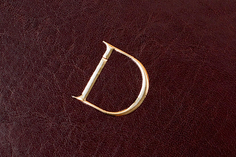 Dorures sur simili cuir 