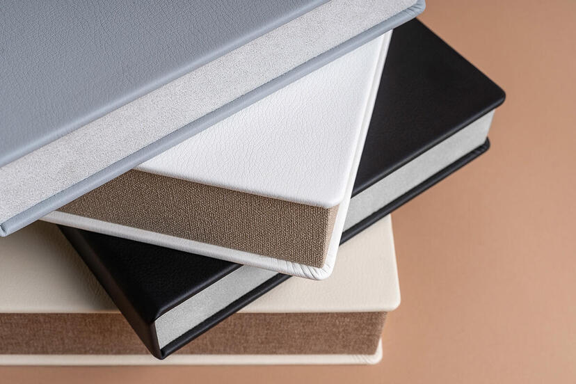 Couleurs à partir du bas : J63 - Similicuir Beige Crème, J53 - Similicuir Noir Fumée, J64 - Similicuir Blanc Cassé, J57 - Gris Azur.
