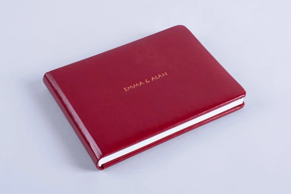 Exclusive omslag met embossed tekst van nphoto  1