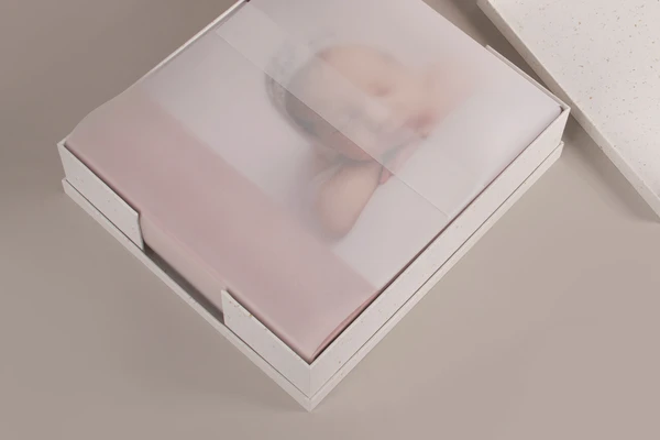 Fotoalbum in weißem Pergamentpapier