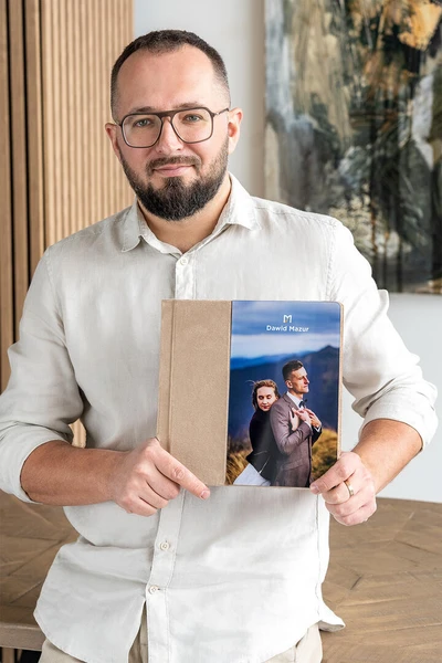 Dawid Mazur prezentuje Fotoalbum z kolekcji ślubnej z okienkiem akrylowym, oprawa V18
