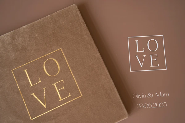 Fotoalben für Hochzeitsfotografie in Camel Braun Velours mit Schriftzug Love im Rahmen 