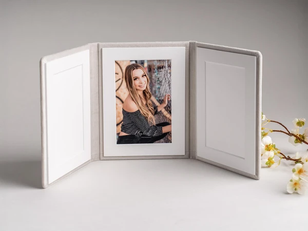 Triplex-Aufsteller mit Fotoeinschub – stilvoller, wechselbarer Rahmen für Fotos im Studio