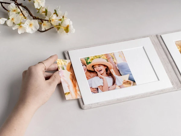 Fotoaufsteller mit wechselnden Fotos fürs Fotostudio